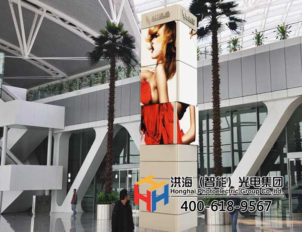 旋轉(zhuǎn)魔方柱，獲得商業(yè)廣告巨大價值的廣告機器人