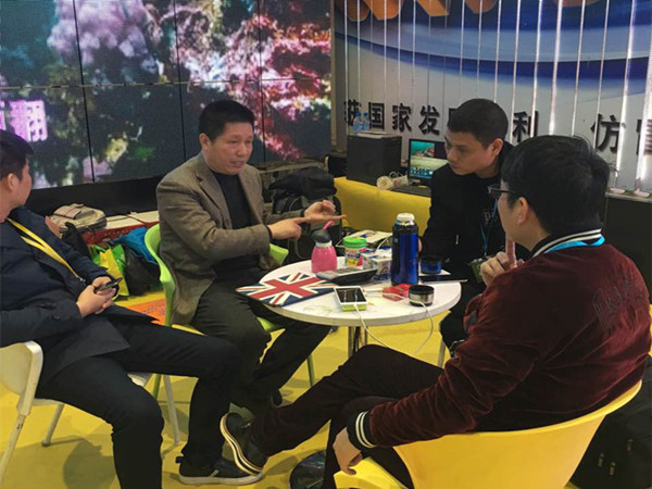 總工程師史洪海在展會(huì)現(xiàn)場(chǎng)和客戶洽談 總工程師史洪海在展會(huì)現(xiàn)場(chǎng)和客戶洽談