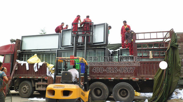 安徽亳州滾動(dòng)燈箱裝車(chē)